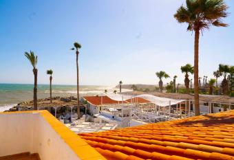 Hostal Paraiso del Mar allows 18 year olds to book a room