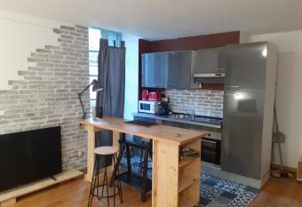 Au C  ur d une ville thermale allows 18 year olds to book a room