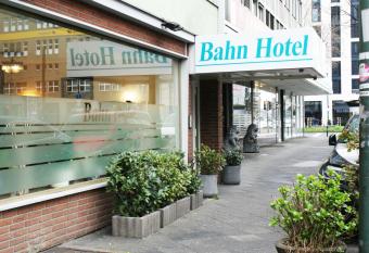 Bahn-Hotel allows 18 year olds to book a room