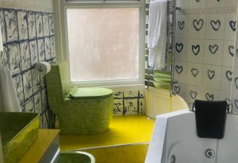 Ziggla Luxury Apartments has rooms with a private hot tub