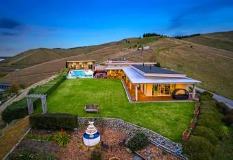 Mountainview Villa Luxury Lodge & Glamping has rooms with a private hot tub