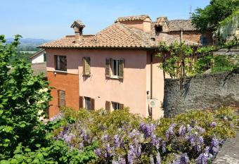 B&B  allows 18 year olds to book a room