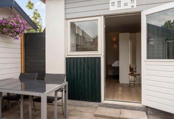 Studio Baarn with patio, airco, pantry, bedroom, bathroom, privacy - Amsterdam, Utrecht has Balcony rooms
