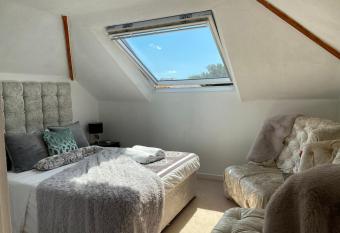 5 min from the beach En suite room in Guest house allows 18 year olds to book a room