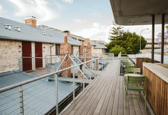 Warders Hotel Fremantle Markets has Balcony rooms