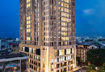 The Five Residences Hanoi has rooms with a private hot tub