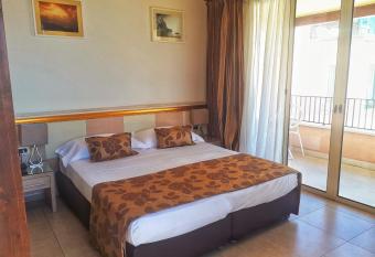 Hotel Le Chevalier has rooms with a private hot tub