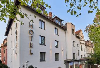 Hotel Maximilians allows 18 year olds to book a room