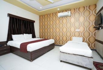 Hotel Opera Inn has rooms with a private hot tub