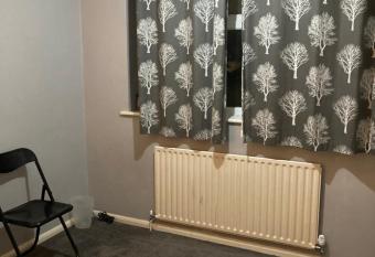 Worthing bright and cosy double room has rooms with a private hot tub