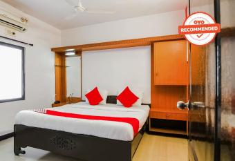 Flagship Hotel Maruthi Gandhi Park allows 18 year olds to book a room