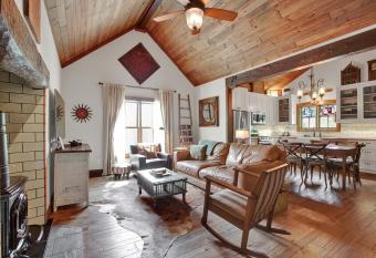 NEW Luxury One Block to Main St with Hot tub and Fire pit has Balcony rooms