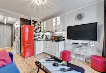 Dom & House - Apartments Old Town Szeroka allows 18 year olds to book a room