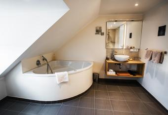 Hotel & Restaurant Rizzelli Superior has rooms with a private hot tub