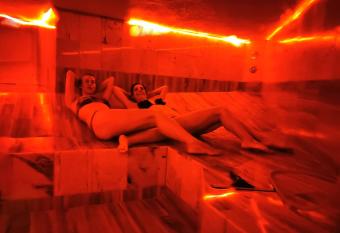 Bella Vista apartments with hot pool and jacuzzi has rooms with a private hot tub