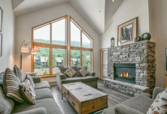 Gateway Lodge 5096 has rooms with a private hot tub