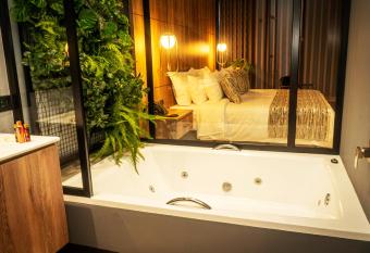 HOTEL CAVALTA has rooms with a private hot tub