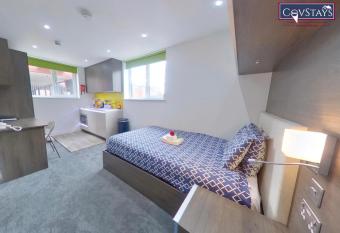 New House - Magnificent Studios in Coventry City Centre, free parking, by COVSTAYS allows 18 year olds to book a room