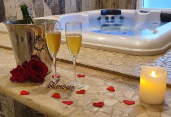 Loveroom La Gar  onn Hyeres allows 18 year olds to book a room