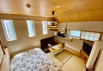 Hotel EL Shinjuku 6 has rooms with a private hot tub