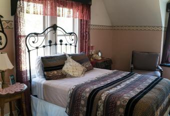 The Mulberry Inn -An Historic Bed and Breakfast has rooms with a private hot tub