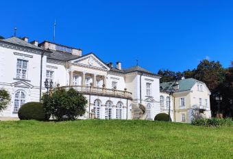 Pokoje Go  cinne Pa  ac w Balicach Instytut Zootechniki PIB has Balcony rooms