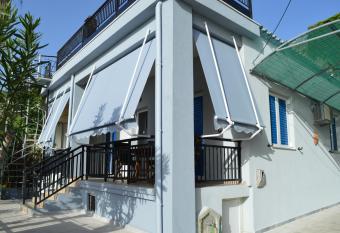 Melenia s Sea Front House has Balcony rooms
