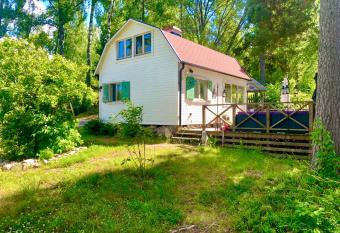 Charmig stuga av rustik stil i Stockholms omr  de has Balcony rooms