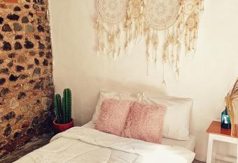 OMAH KABUNAN allows 18 year olds to book a room