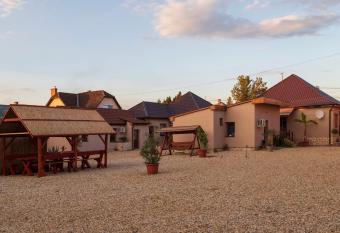 Ivanhoe Apartman has Balcony rooms