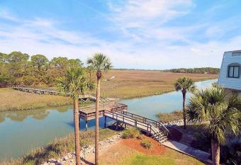180 Beach Club Villa has Balcony rooms
