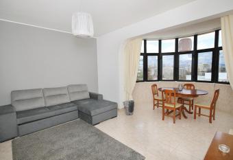 F  rias sem Carro - Apartamento Praia e Piscina allows 18 year olds to book a room