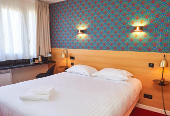 Auberge du port allows 18 year olds to book a room