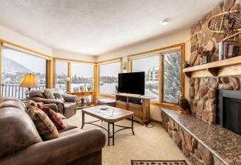 Willows by Summit County Mountain Retreats has rooms with a private hot tub