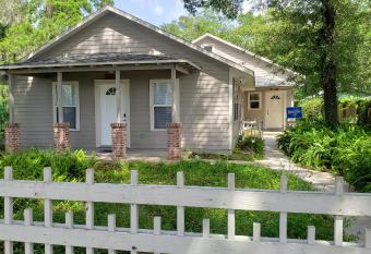 Stylish House Near Uf, Va, & Downtown Gainesville has Balcony rooms