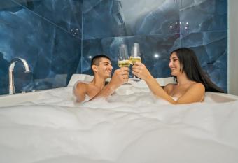 Beneduce B&B ROOMS has rooms with a private hot tub