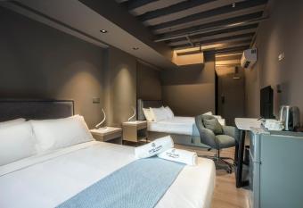 Hotel Calmo Bugis allows 18 year olds to book a room