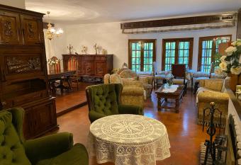 Chalet Esuri con calefacci  n y chimenea a 5min de Puy Du Fou allows 18 year olds to book a room