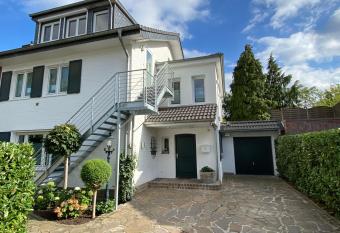 DG Wohnung mit separatem Eingang nahe D  sseldorf allows 18 year olds to book a room