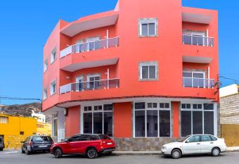 Apartamentos La Aldea Suites allows 18 year olds to book a room