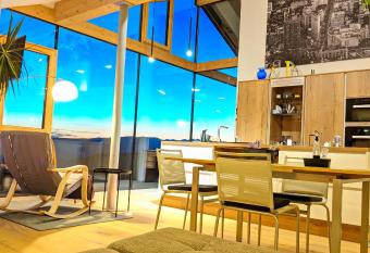 Vidora Apartments has rooms with a private hot tub