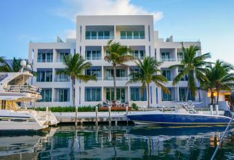 Zenza Boutique Hotel has rooms with a private hot tub