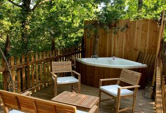 Magic Roof Top Bus with big bath in the tree forest! has Balcony rooms