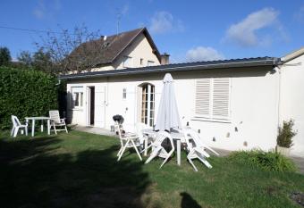 Studio-appartement    proximit   d une maison de Ma  tre de 1904 allows 18 year olds to book a room