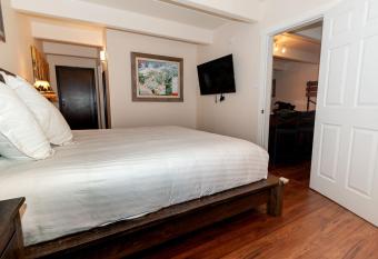 The Lodge At Lake Dillon 111 has rooms with a private hot tub