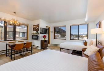 Slopeside by Summit County Mountain Retreats has rooms with a private hot tub