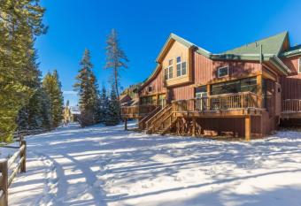 Ski Tip by Summit County Mountain Retreats has rooms with a private hot tub