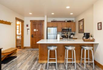 Springs by Summit County Mountain Retreats has rooms with a private hot tub