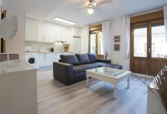 Apartamento Pasaje del Barco by Toledo AP allows 18 year olds to book a room