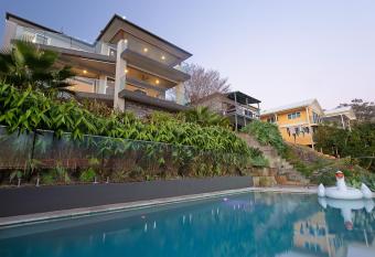 Absolute Waterfront Lakehouse Fishing Point Waterfront Pool Jetty has rooms with a private hot tub